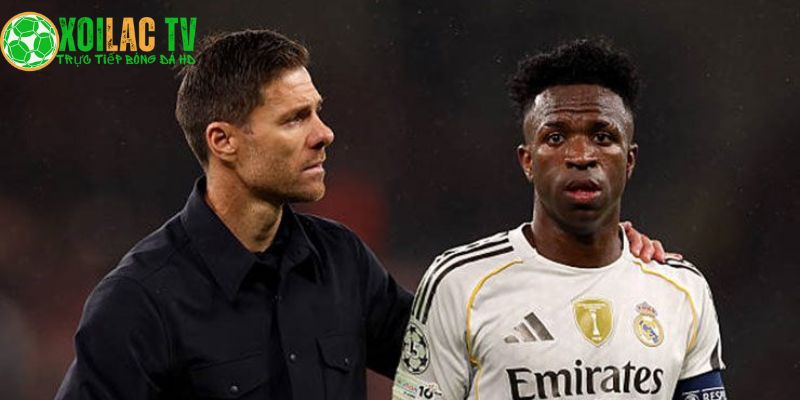 Xabi Alonso đứng ra che chắn cho Vinicius